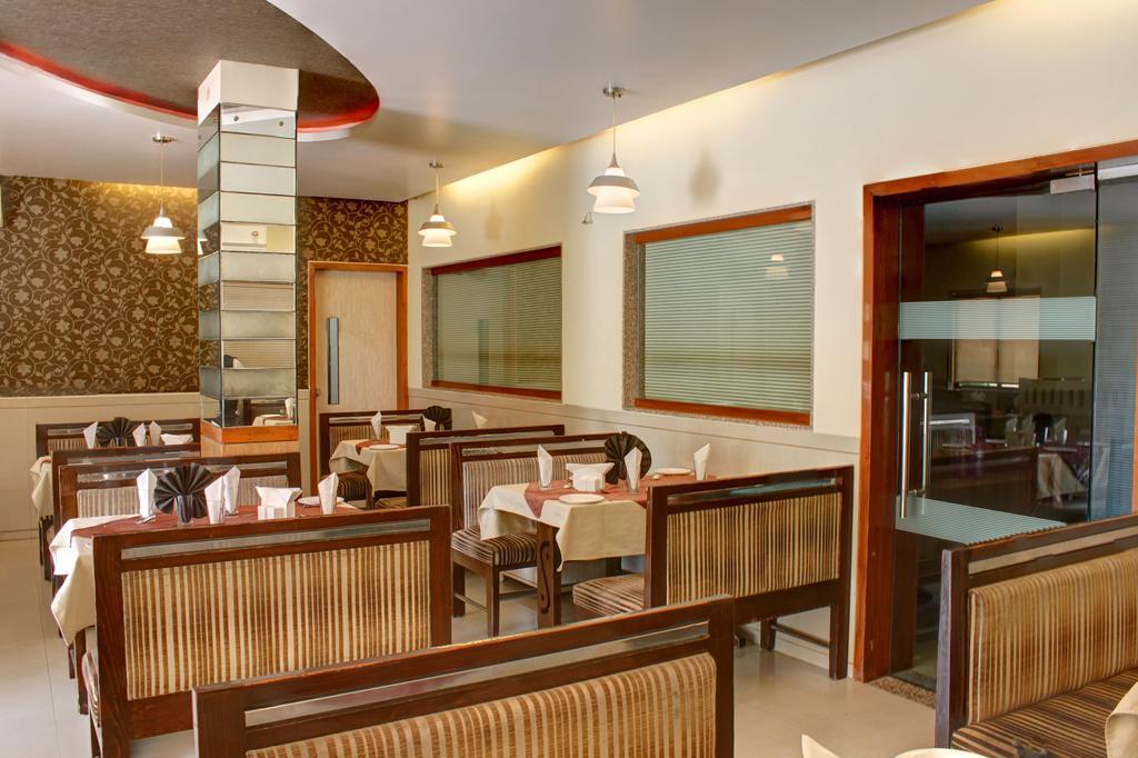 Hotel Corona Bharuch Exterior foto