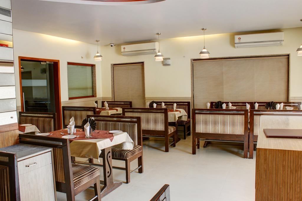 Hotel Corona Bharuch Exterior foto