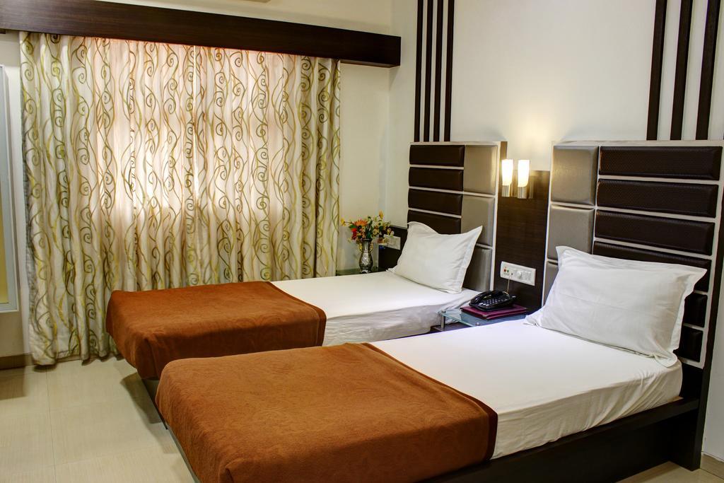 Hotel Corona Bharuch Exterior foto