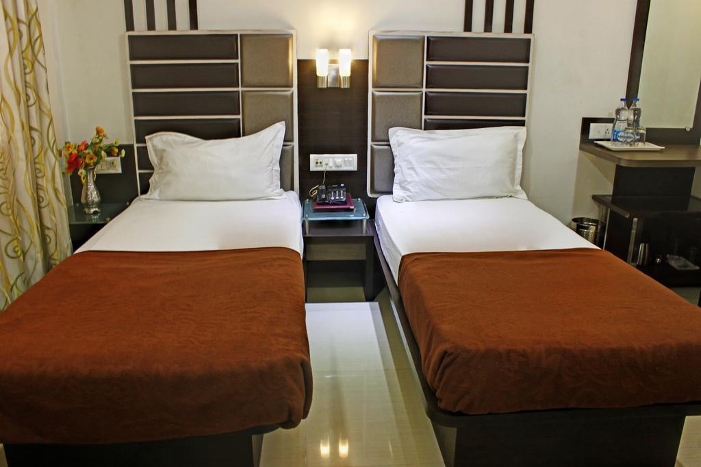 Hotel Corona Bharuch Exterior foto