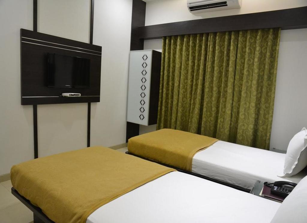 Hotel Corona Bharuch Cameră foto