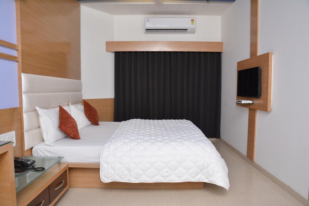Hotel Corona Bharuch Cameră foto