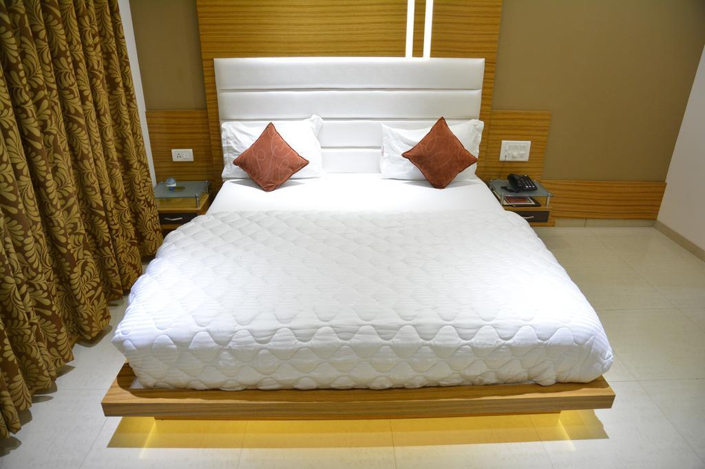 Hotel Corona Bharuch Cameră foto