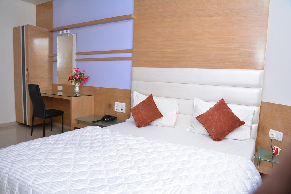 Hotel Corona Bharuch Cameră foto