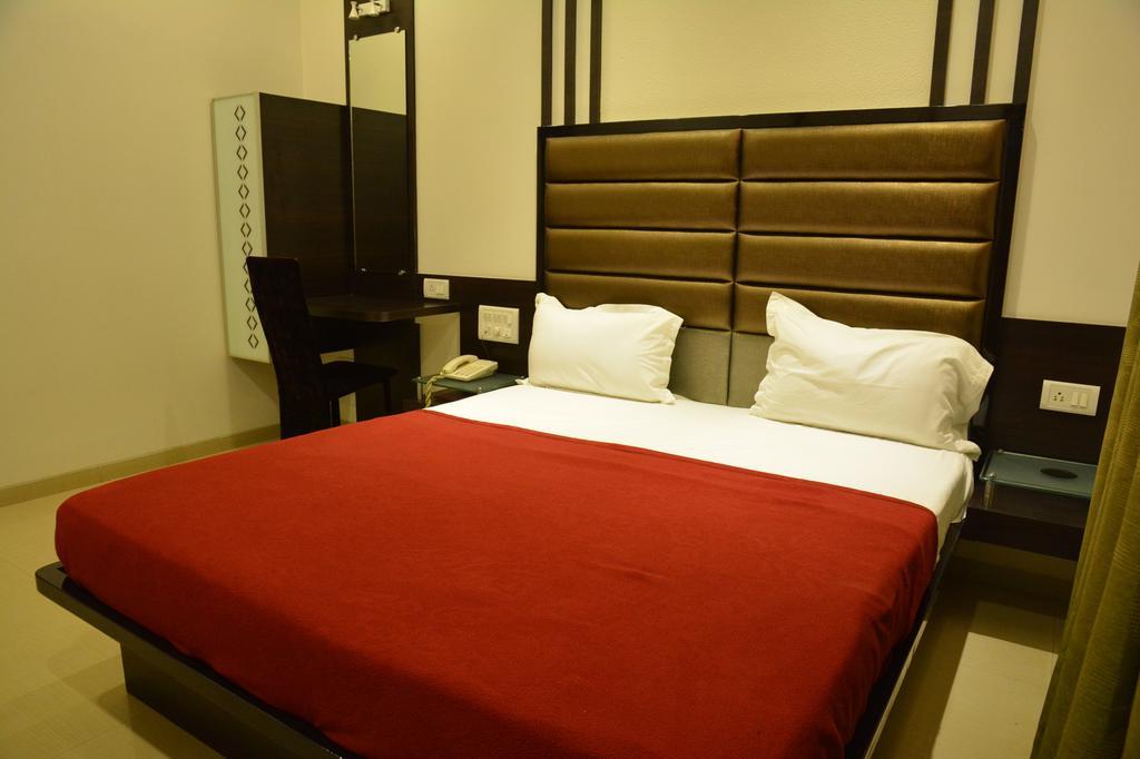 Hotel Corona Bharuch Cameră foto